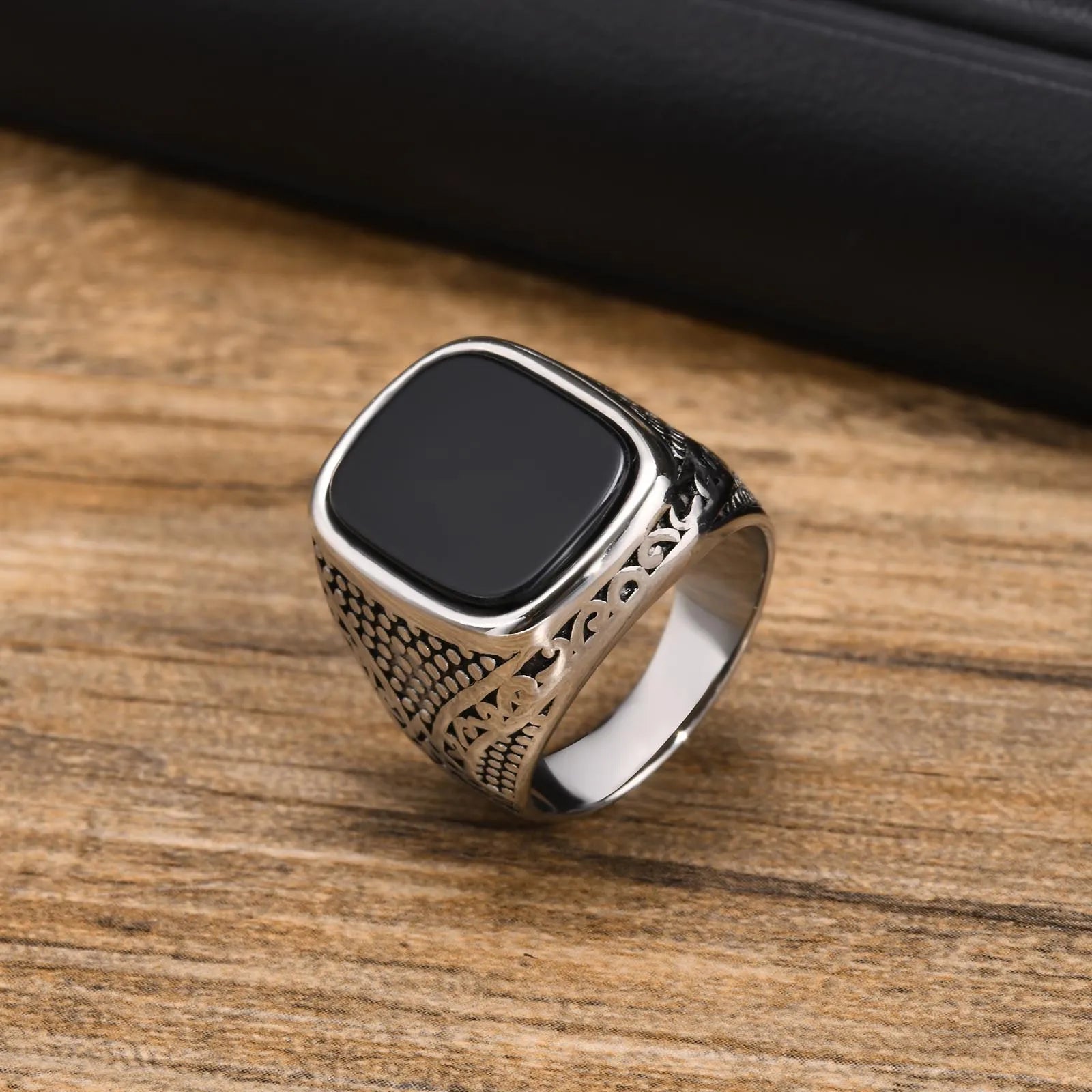 Vnox Rock Punk Onyx Stone Rings for Men, Stylish Solid Stainless Steel Metal Signet Ring,Cool Fashion Gifts for Him Jewelry